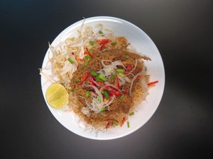 หมี่กรอบชาววัง - "Mee Grob" Crispy Herbed Vermicelli