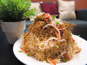 หมี่กรอบชาววัง - "Mee Grob" Crispy Herbed Vermicelli